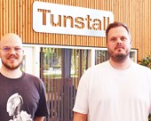 To nye kolleger skal hjælpe kunder i hotline